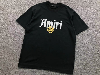 Camiseta AMIRI Gothic Logo Gold Emblem