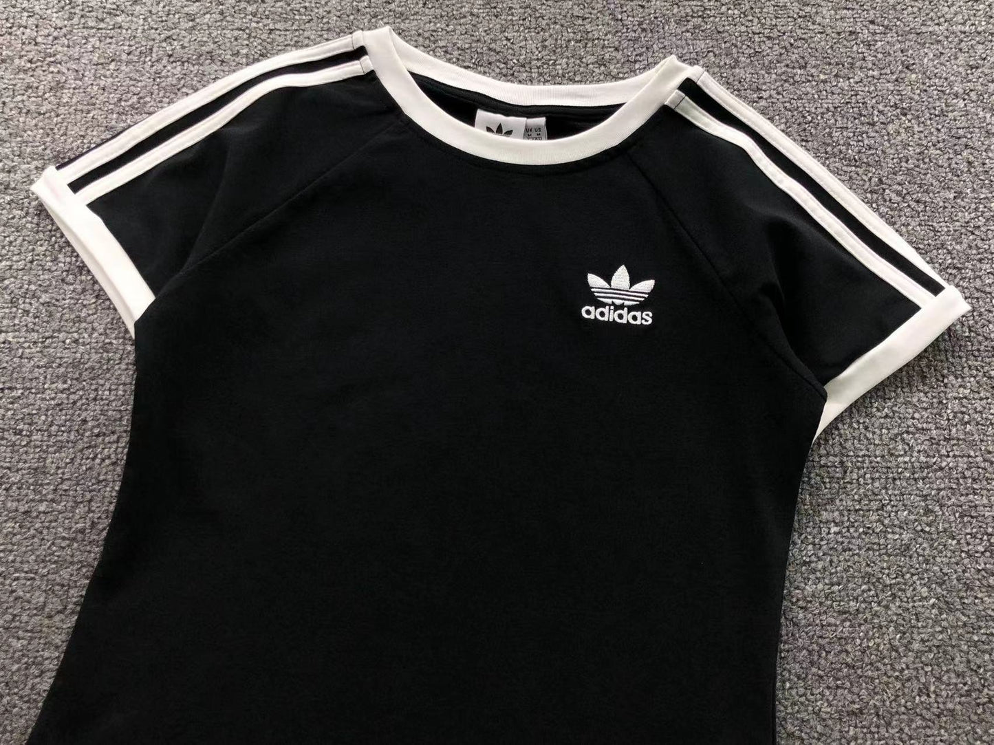 Camiseta Adidas Raglan Core 3-Stripes Feminina