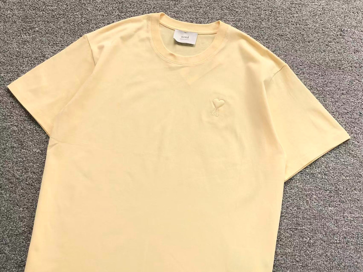 Camiseta AMI Paris Logo Coração Mini Bordado