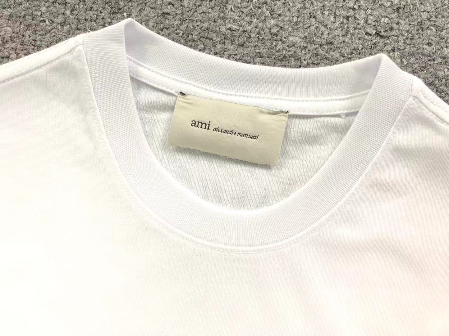 Camiseta AMI Paris Logo Coração Mini Bordado