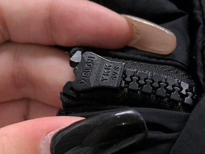 Jaqueta ALO puffer com capuz design V Feminino