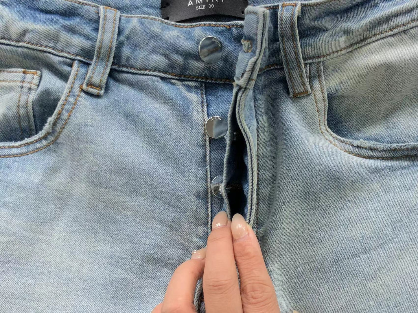 Calça AMIRI Logo Distressed Light Blue Denim