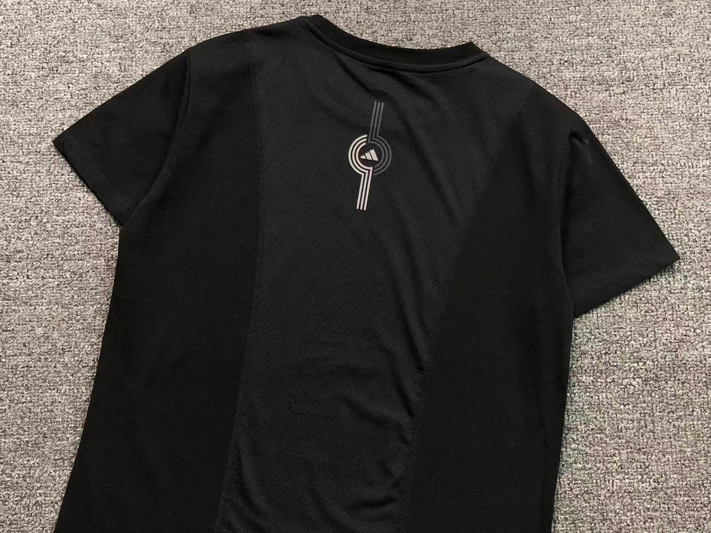 Camiseta Adidas Micro Logo Minimal Feminina