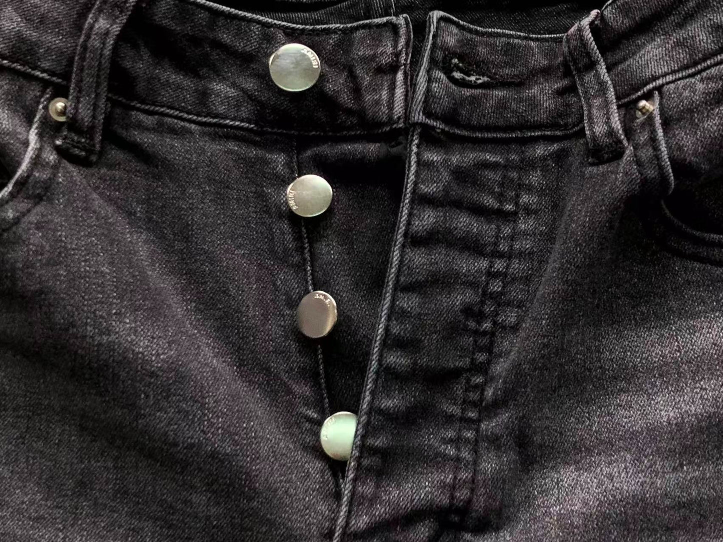 Calça AMIRI Multi Patch Black Destroyed Denim