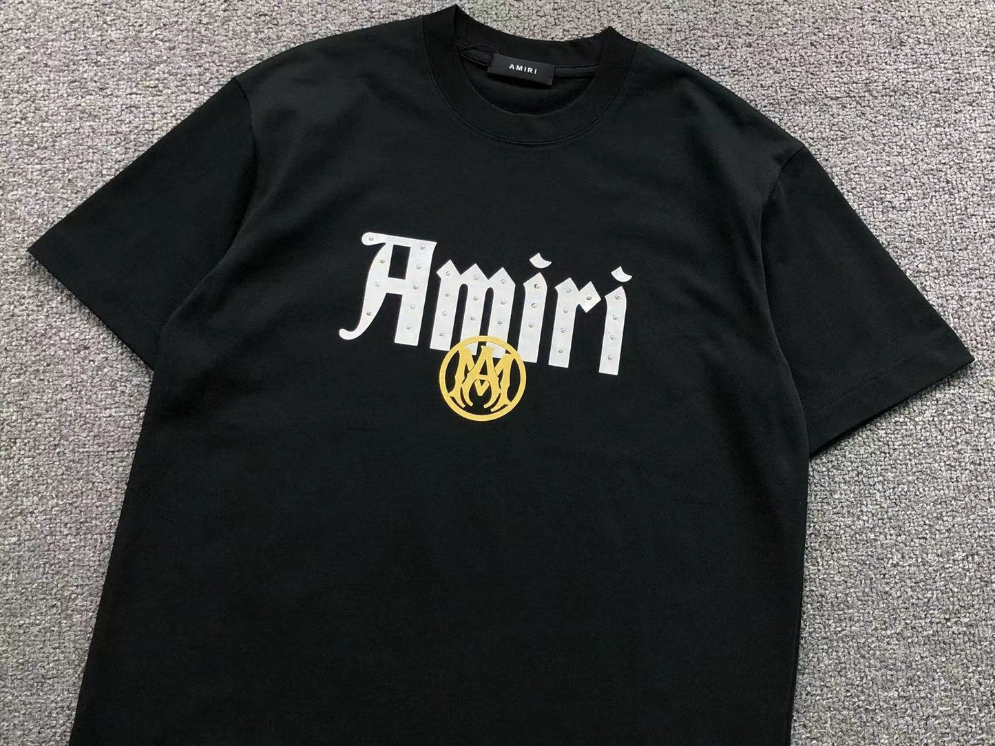 Camiseta AMIRI Gothic Logo Gold Emblem