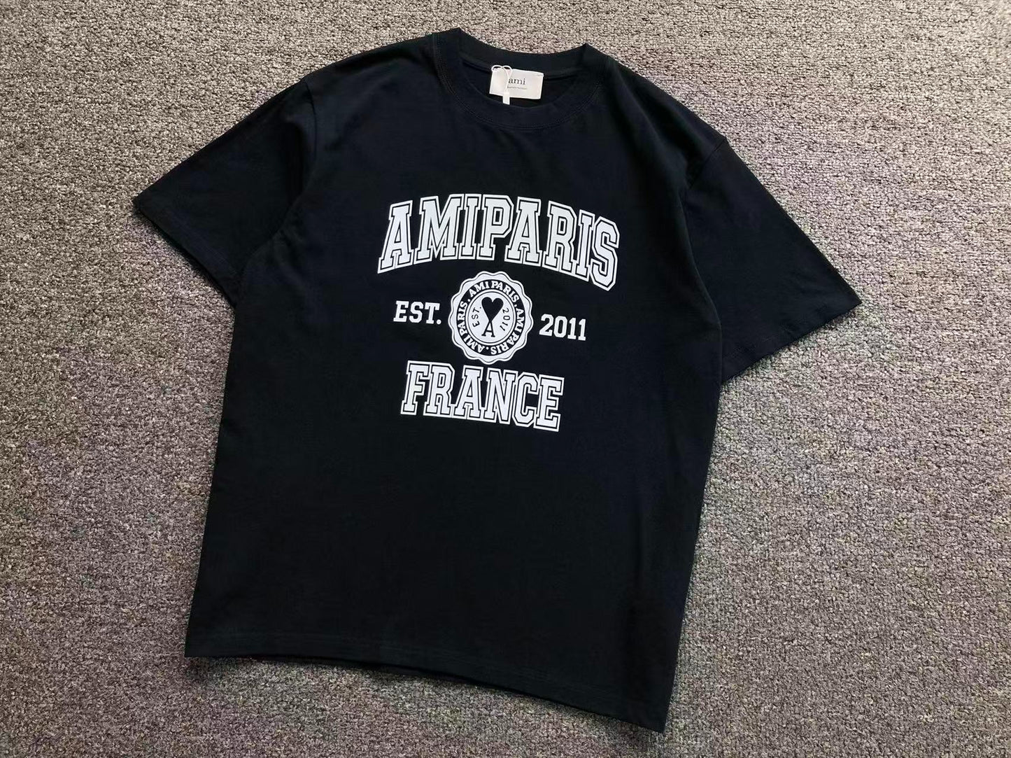 Camiseta AMI Paris Badge Varsity