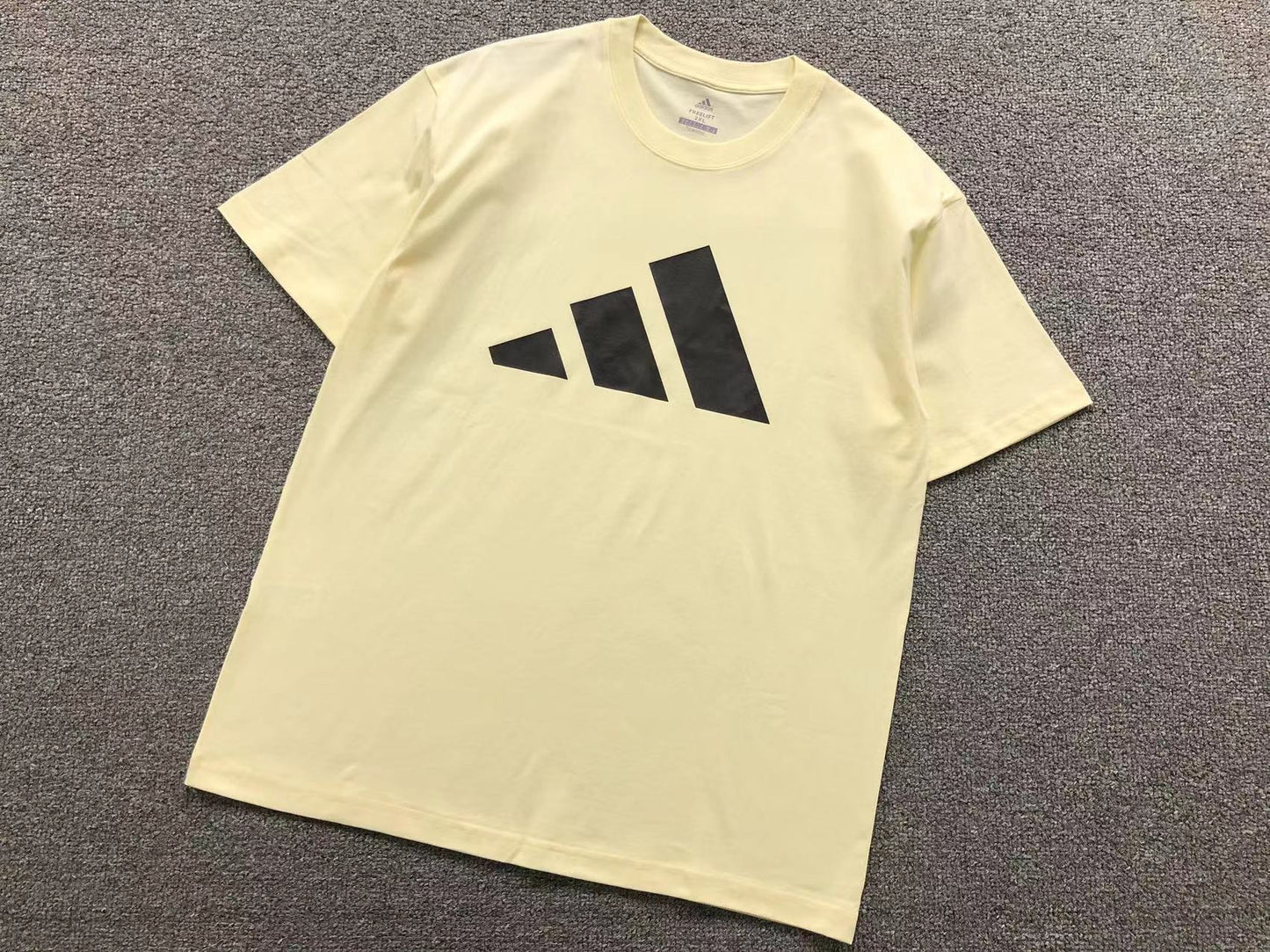 Camiseta Adidas Big Logo Essential