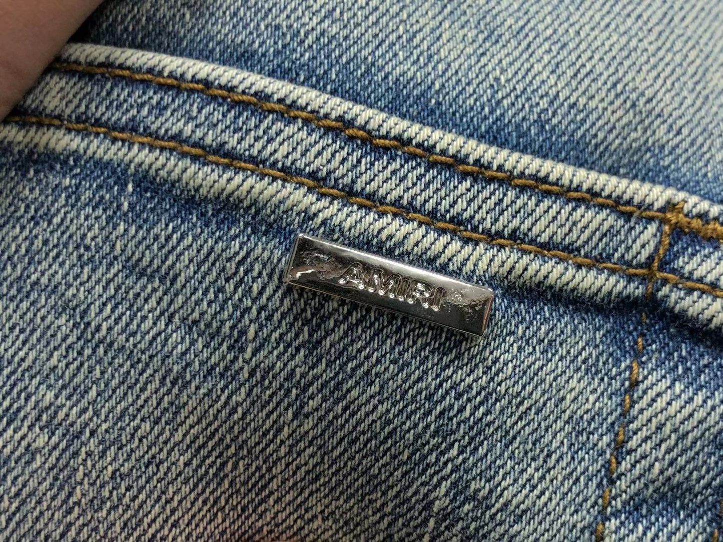 Calça AMIRI Light Wash Destroyed Denim