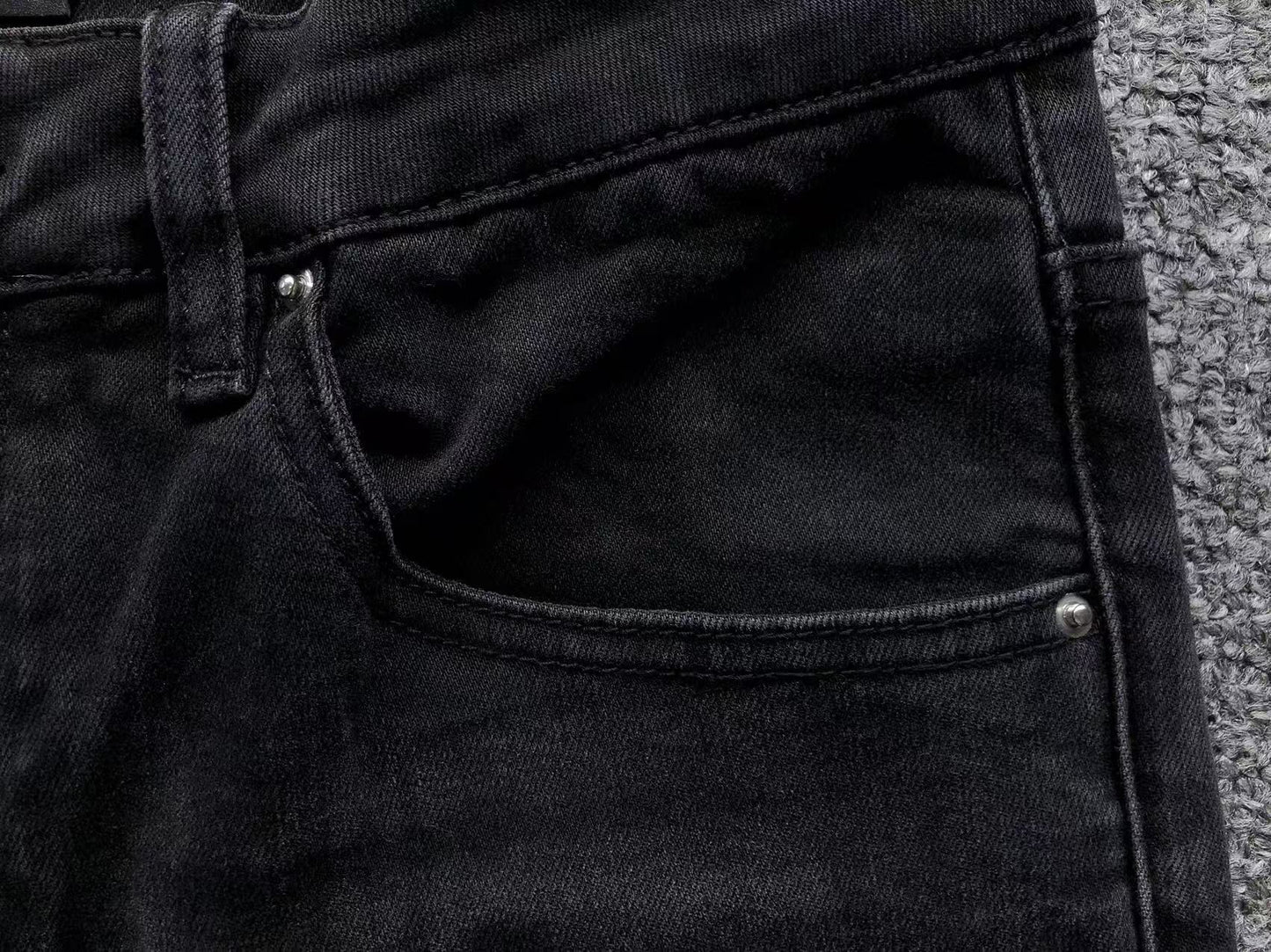 Calça AMIRI Logo Destroyed Black Denim
