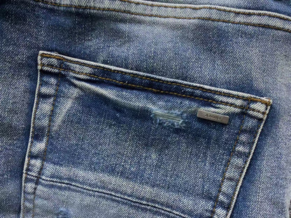 Calça AMIRI Vintage Destroyed Logo Denim (Ice Wash)