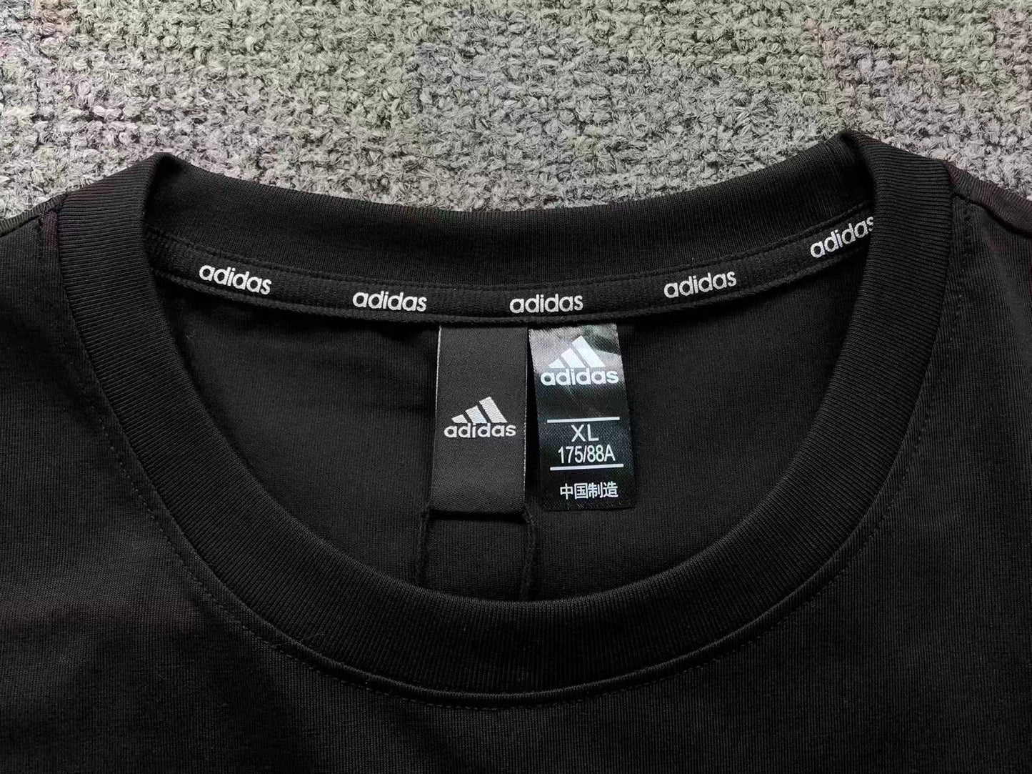 Camiseta Adidas Three Stripes Identity Logo