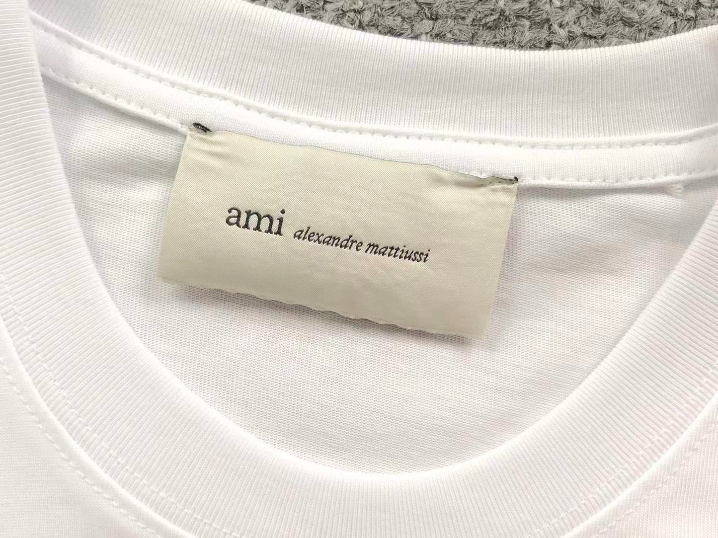 Camiseta AMI Paris Logo Coração Mini Bordado