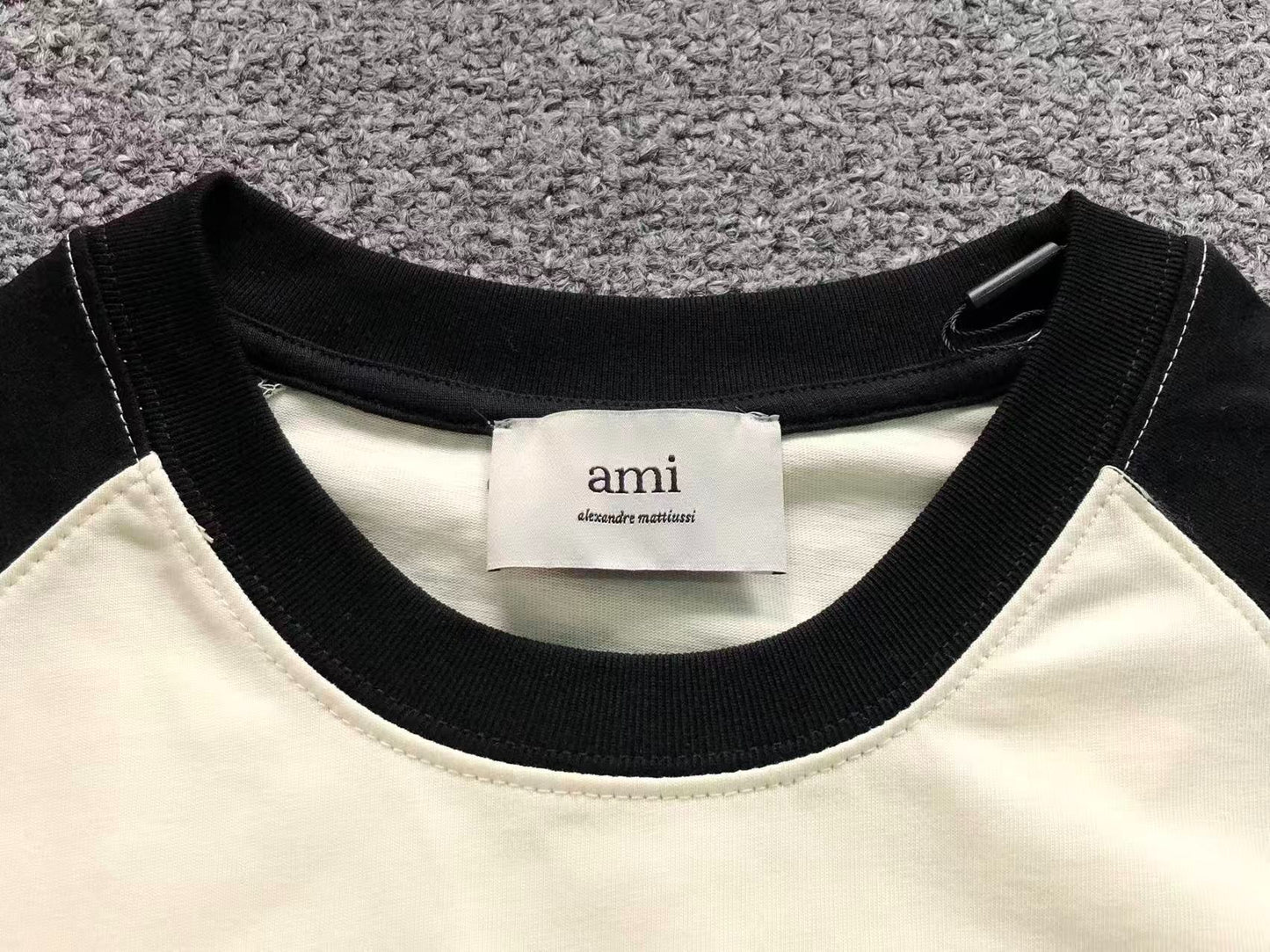 Camiseta AMI Paris Raglan Logo Coração