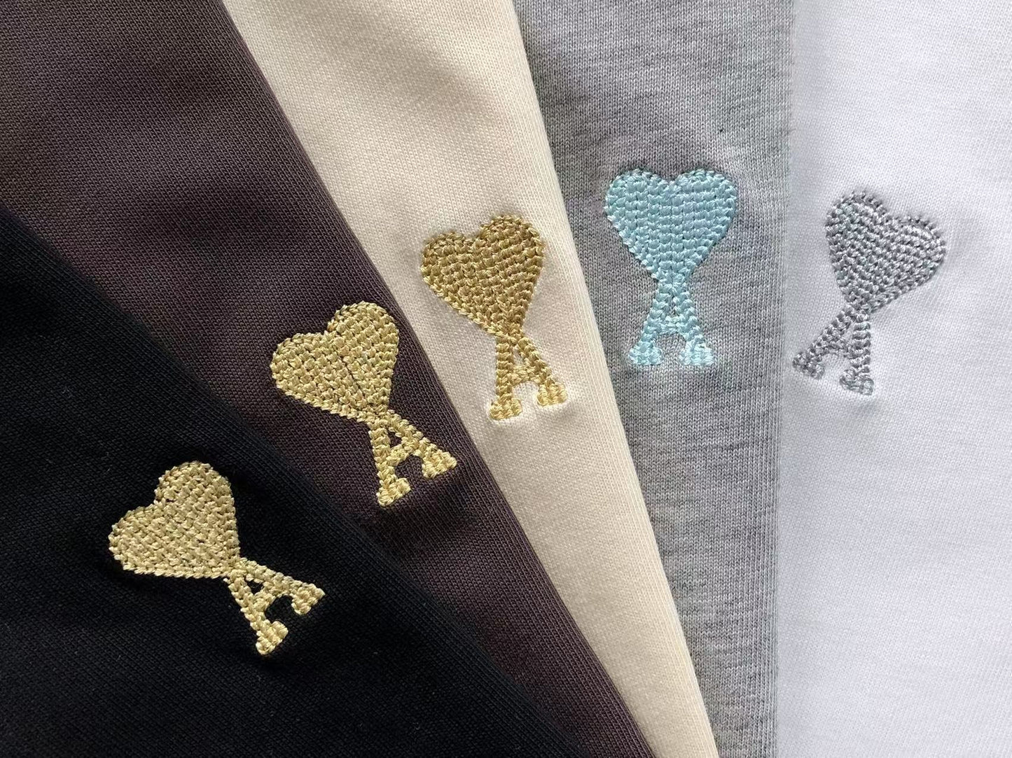 Camiseta AMI Paris Mini Heart Logo Contrast Tee