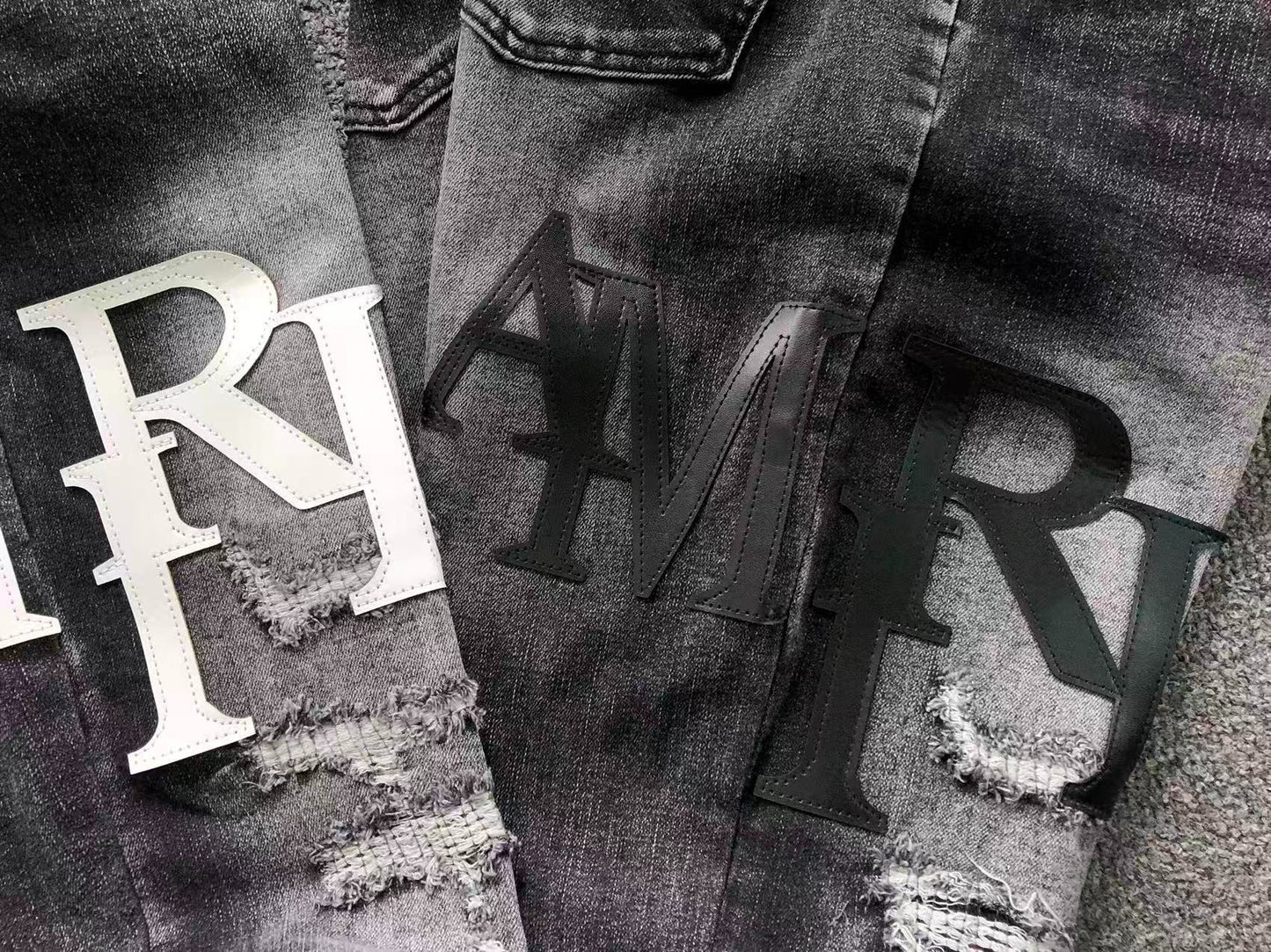 Calça AMIRI Tonal Logo Black Destroyed Denim