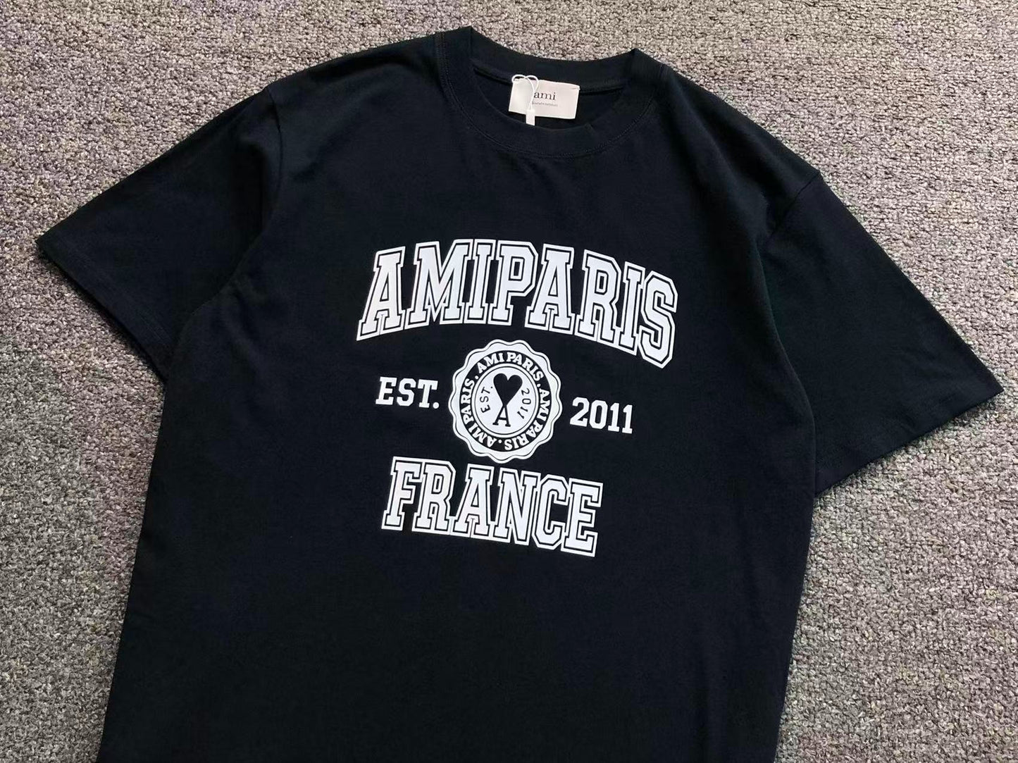 Camiseta AMI Paris Badge Varsity