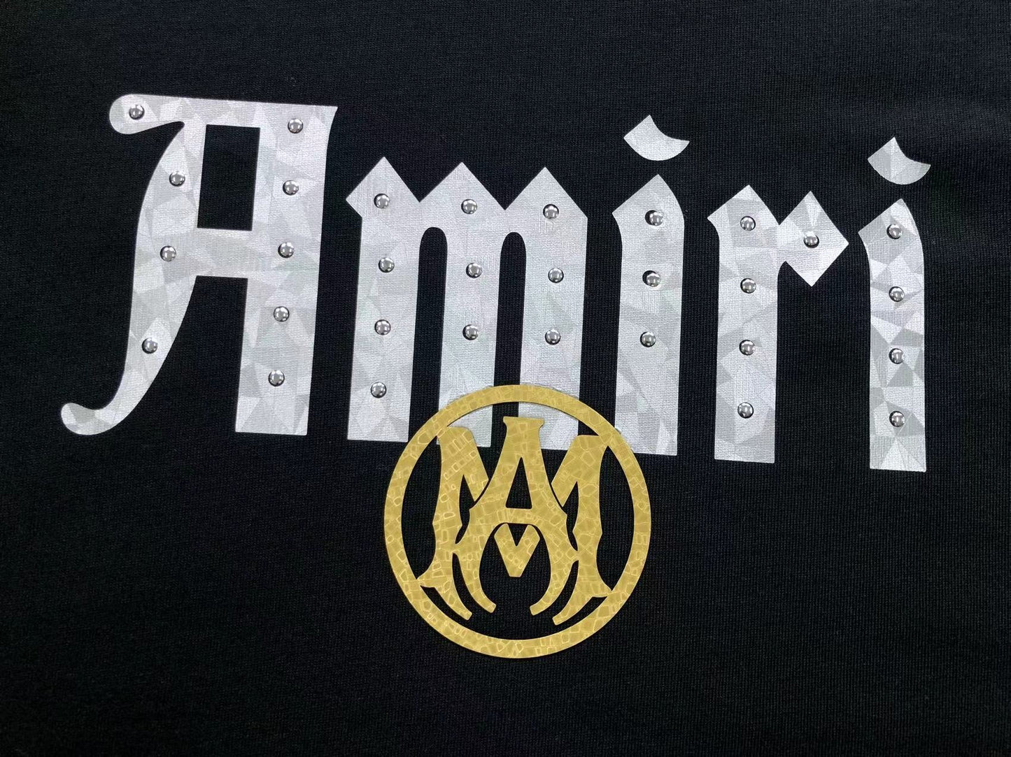 Camiseta AMIRI Gothic Logo Gold Emblem