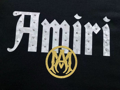 Camiseta AMIRI Gothic Logo Gold Emblem