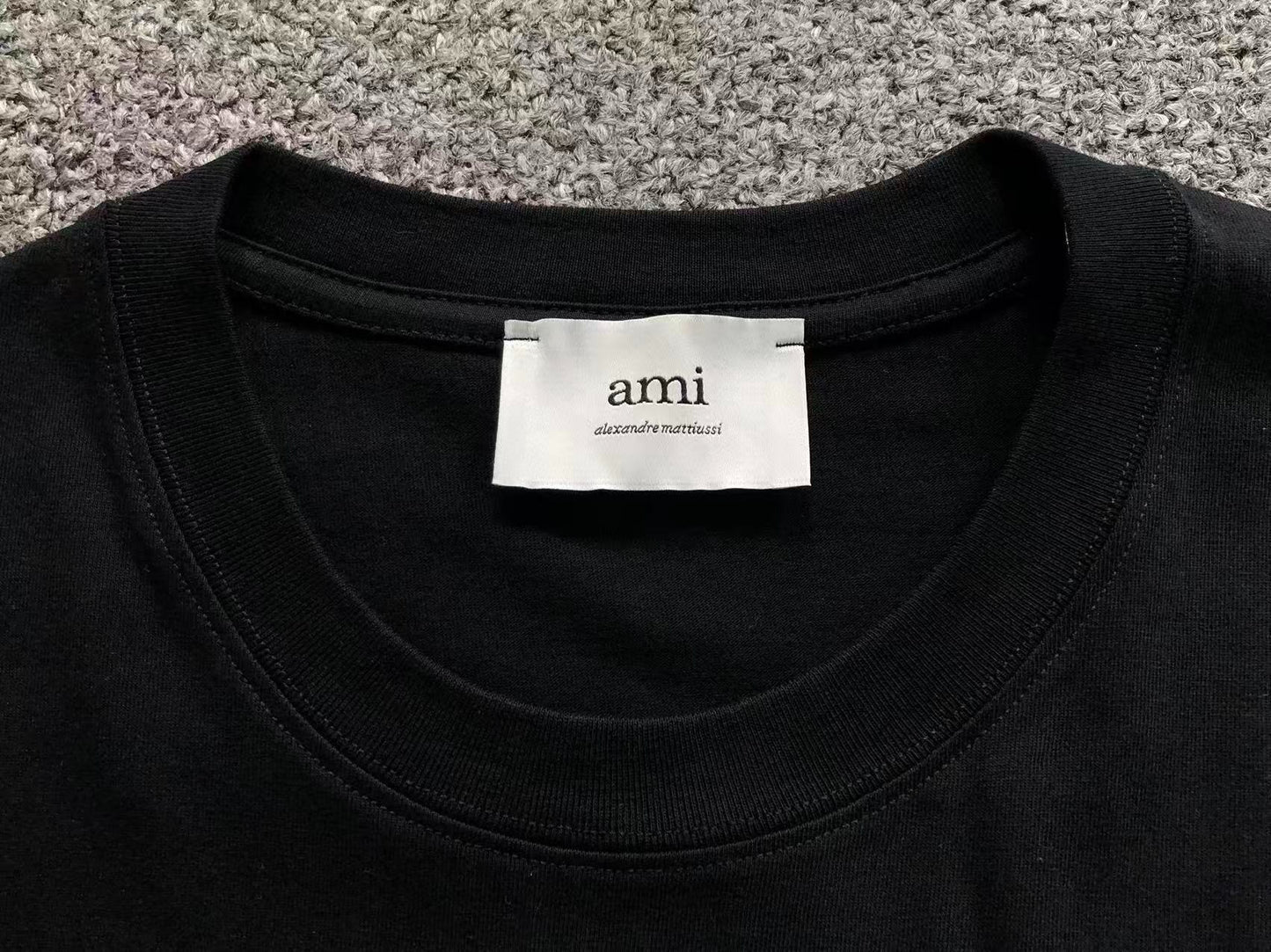 Camiseta AMI Paris Logo Coração Mini Bordado