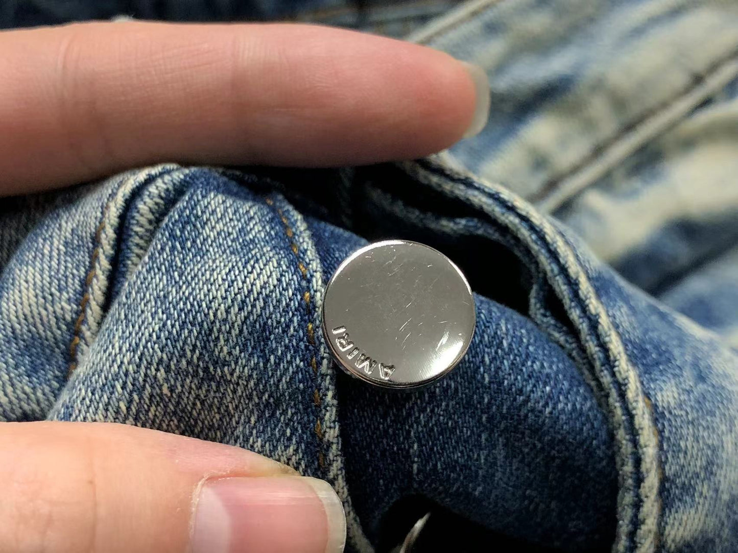 Calça AMIRI Light Wash Destroyed Denim