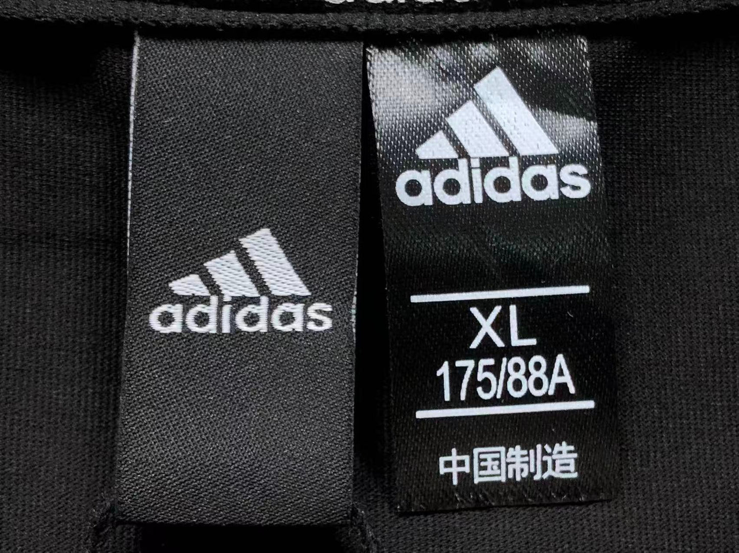 Camiseta Adidas Three Stripes Identity Logo