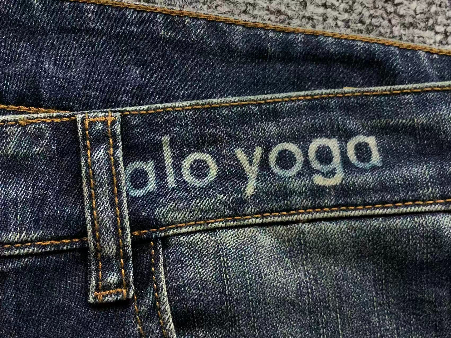 Calça ALO jeans reta azul estonado