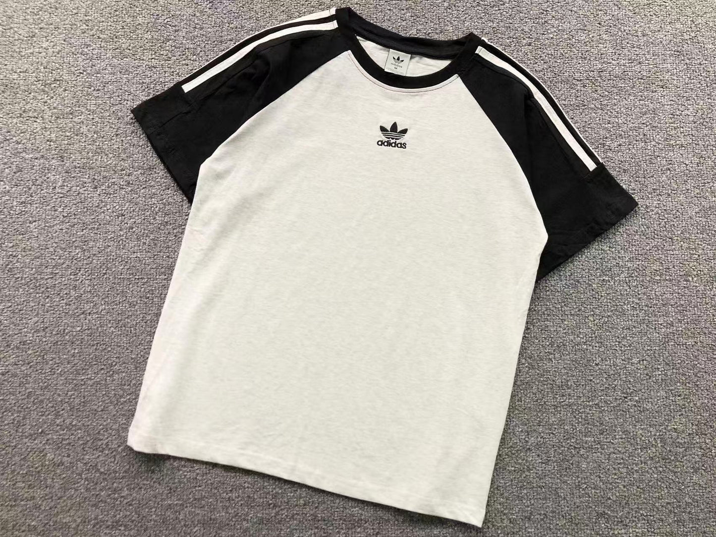 Camiseta Adidas Raglan Contrast Feminino