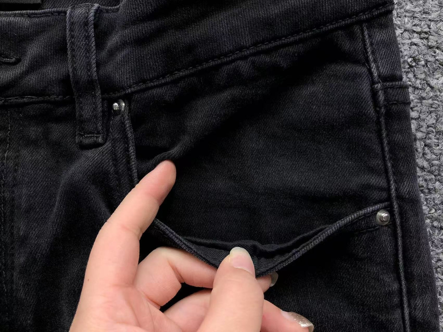 Calça AMIRI Logo Destroyed Black Denim
