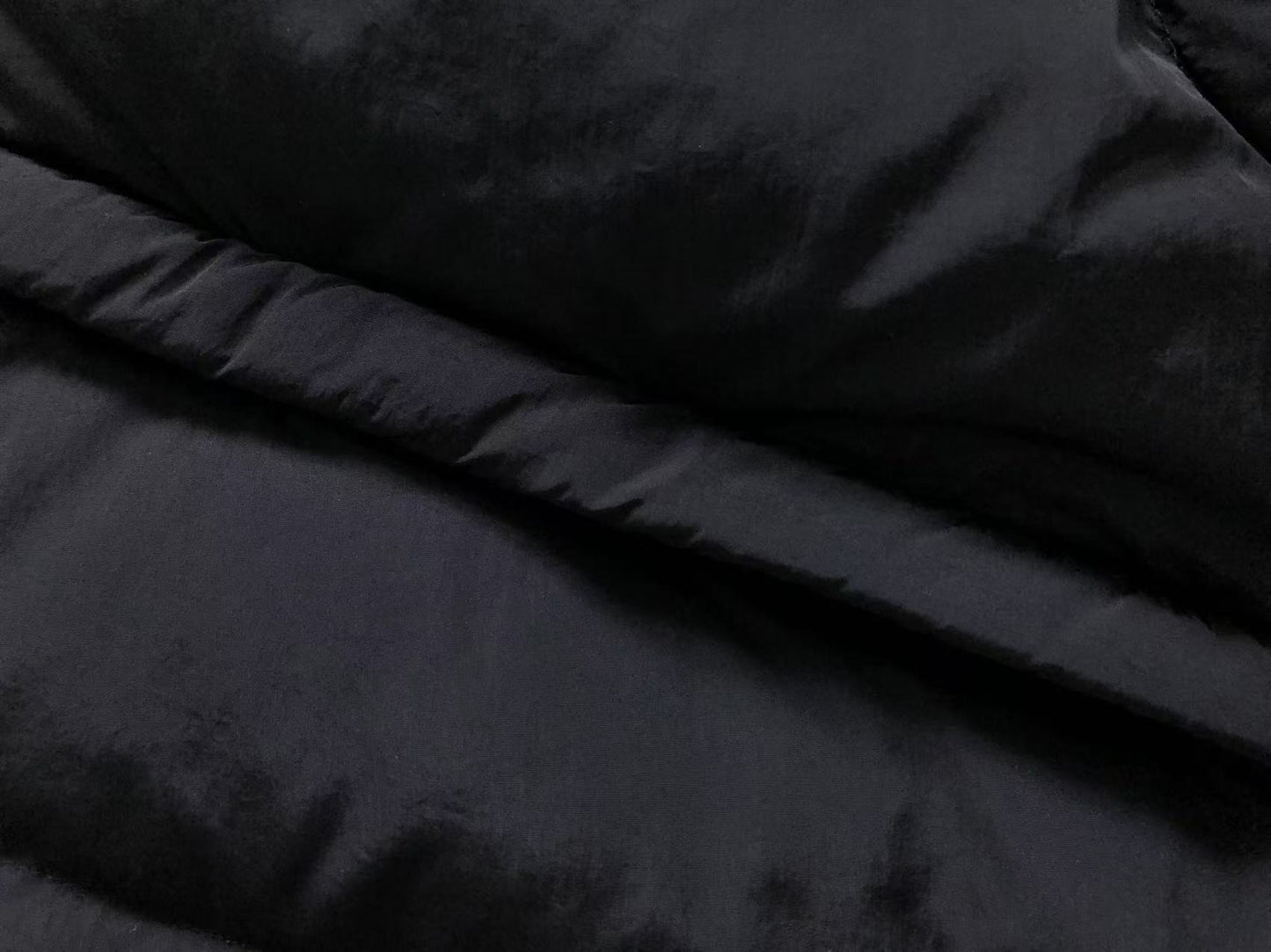 Jaqueta ALO puffer com capuz design V Feminino