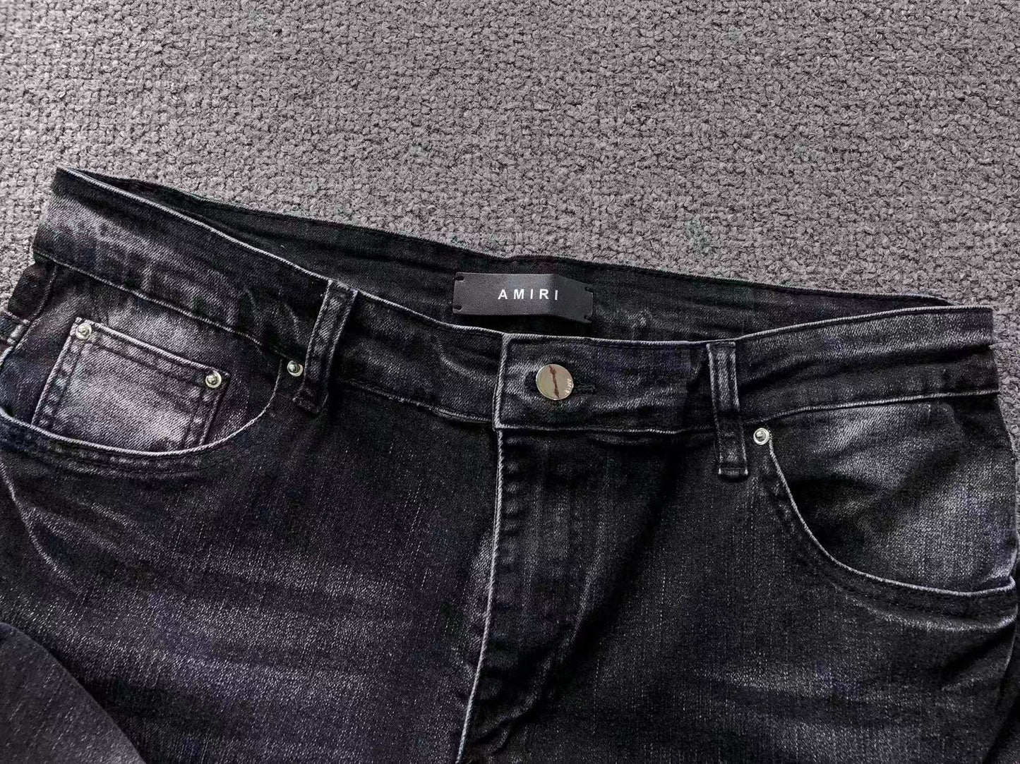 Calça AMIRI Tonal Logo Black Destroyed Denim