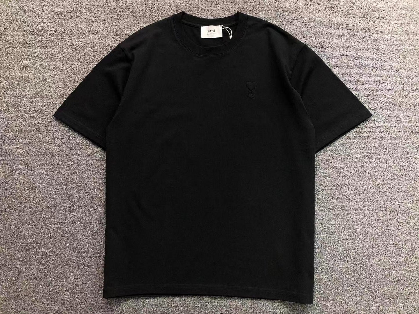 Camiseta AMI Paris Logo Coração Mini Bordado