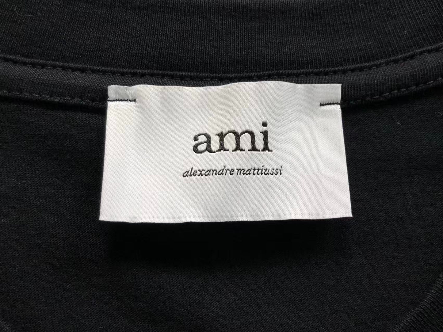 Camiseta AMI Paris Logo Coração Mini Bordado